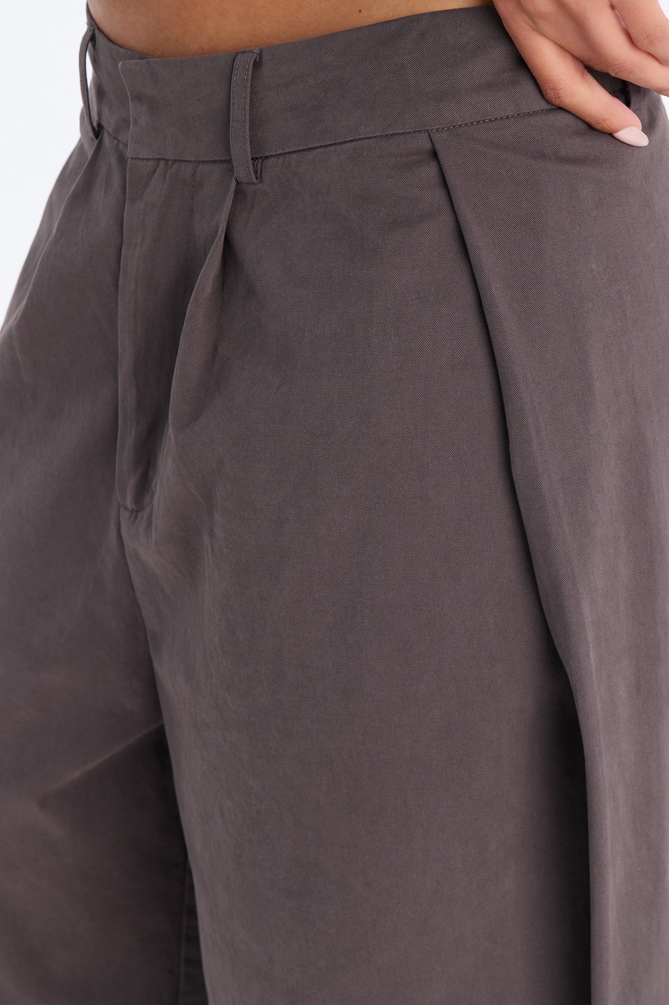Blakely Pleated Low Rise Bermuda Short 16″ - Charcoal