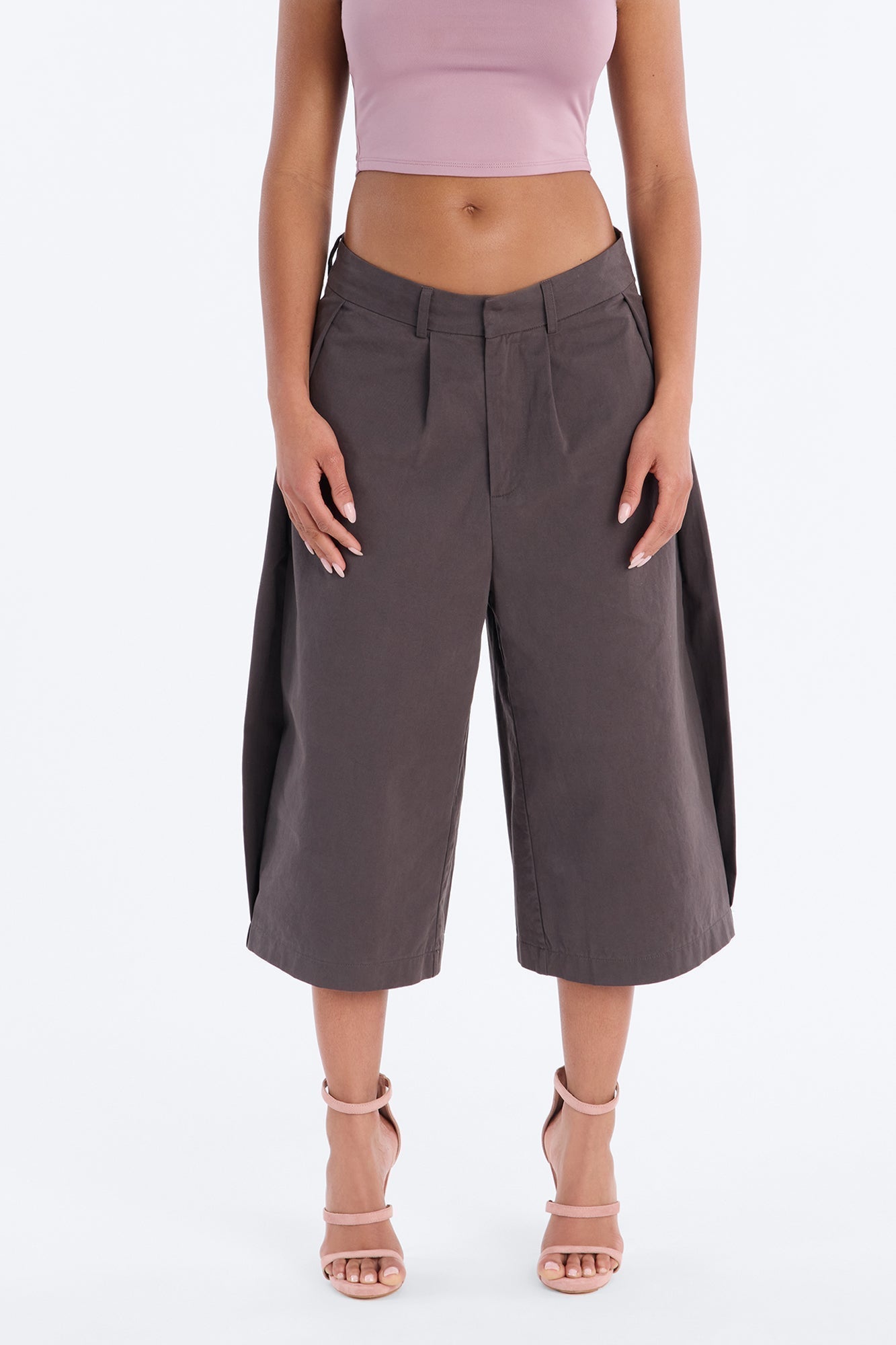 Blakely Pleated Low Rise Bermuda Short 16″ - Charcoal